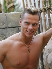 Bodybuilder Casper Van Dean gets naked and jerks off